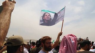 وداع با پیکر دروازه‌بانی که «آوازخوان انقلاب» سوریه شد