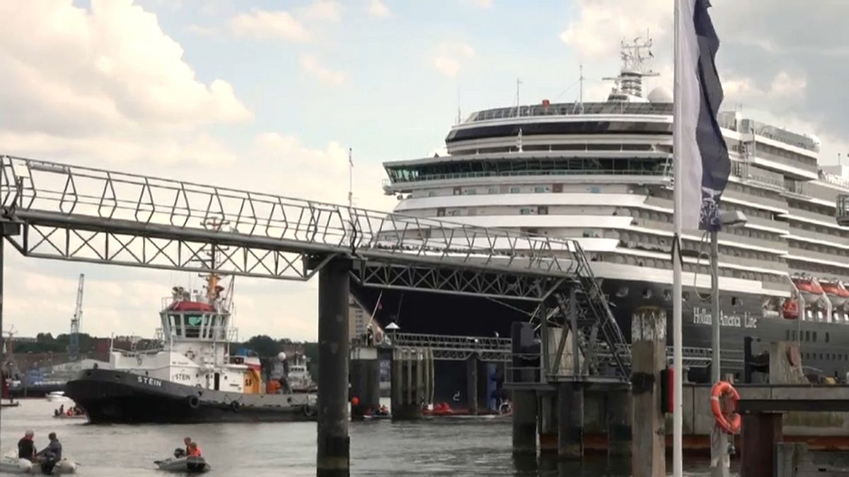 "Smash Cruiseshit": Aktivisten hindern Kreuzfahrtschiff am Ablegen