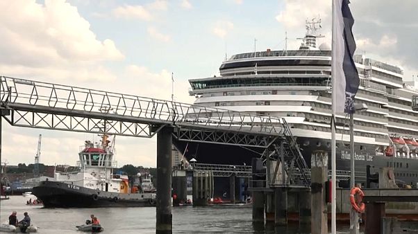 "Smash Cruiseshit": Aktivisten hindern Kreuzfahrtschiff am Ablegen "Smash Cruiseshit": Aktivisten hindern Kreuzfahrtschiff am Ablegen