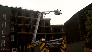  100 رجل إطفاء للتعامل مع حريق نشب في مجمع سكني بشرق لندن