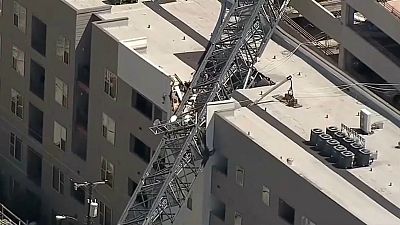 شاهد: سقوط خطير لرافعة عملاقة تشق عمارة من خمسة طوابق في دالاس الأمريكية