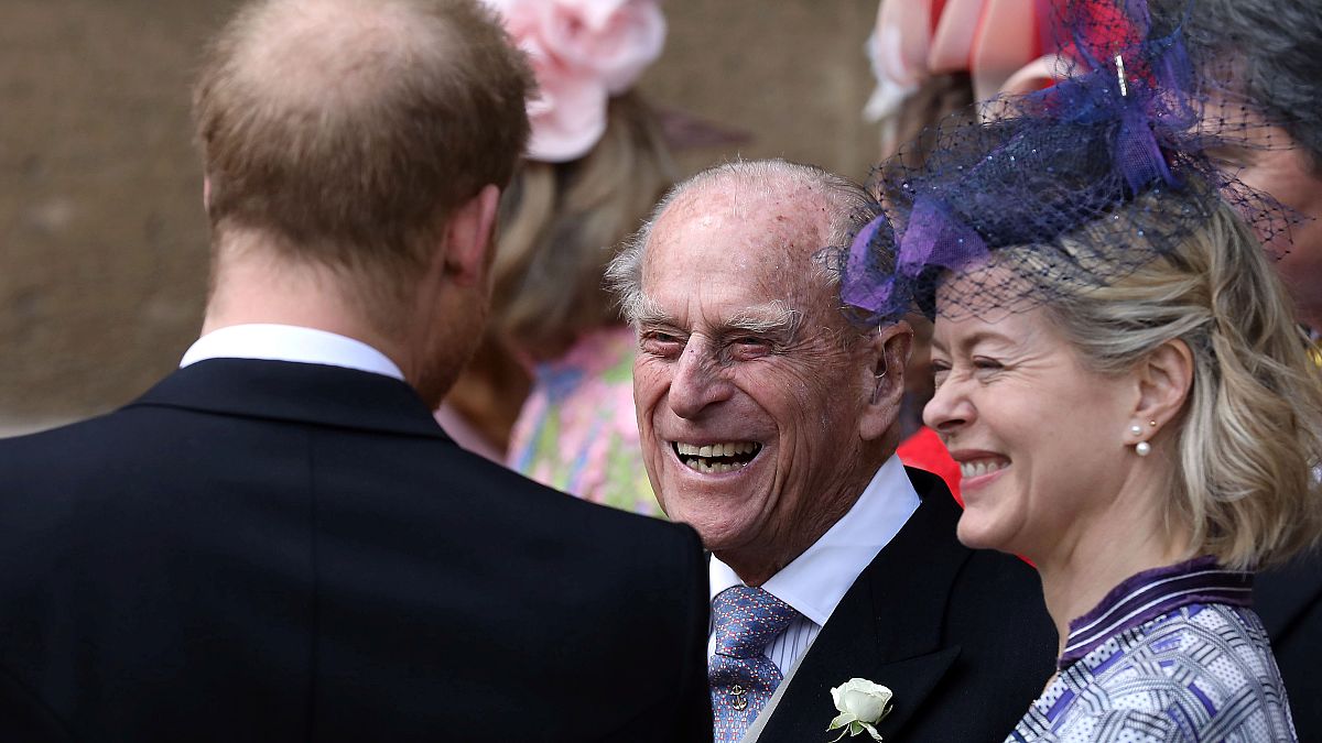 Harry herceg Fülöp herceggel beszélget Lady Gabriella Windsor esküvője után