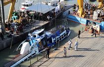 Operação de retirada do barco naufragado no Rio Danúbio