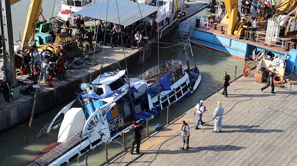 Reflotado el barco turístico hundido en el Danubio: cuatro víctimas recuperadas Reflotado el barco turístico hundido en el Danubio: cuatro víctimas recuperadas