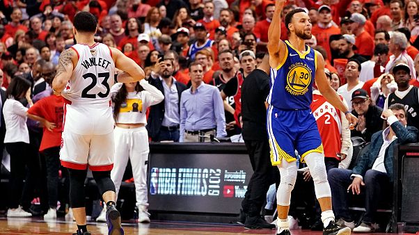 Stephen Curry célèbre la victoire des Warriors sur Toronto Stephen Curry célèbre la victoire des Warriors sur Toronto