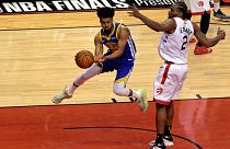 Плей-офф НБА: "Голден Стэйт" отыграл очко у "Торонто"