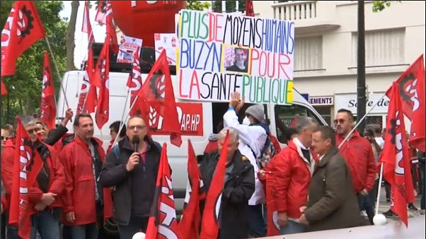 Une centaine de syndicalistes ont manifesté devant le ministère de la Santé à Paris. Une centaine de syndicalistes ont manifesté devant le ministère de la Santé à Paris.