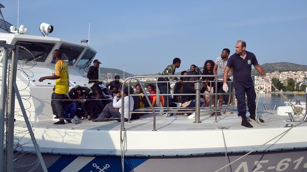 Σκάφος του Λιμενικού μεταφέρει μετανάστες στο λιμάνι της Μυτιλήνης Σκάφος του Λιμενικού μεταφέρει μετανάστες στο λιμάνι της Μυτιλήνης