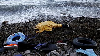 طفلان وأربعُ نساء ورجلٌ يلقون حتفهم غرقاً قبالة جزيرة ليسبوس اليونانية