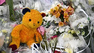 Trafik kazası geçiren Türk çocuklar için bırakılan çiçekler ve oyuncak ayı