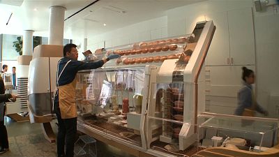 شاهد: نظام آلي لتوزيع شطائر البرغر يجذب الزبائن في سان فرنسيسكو