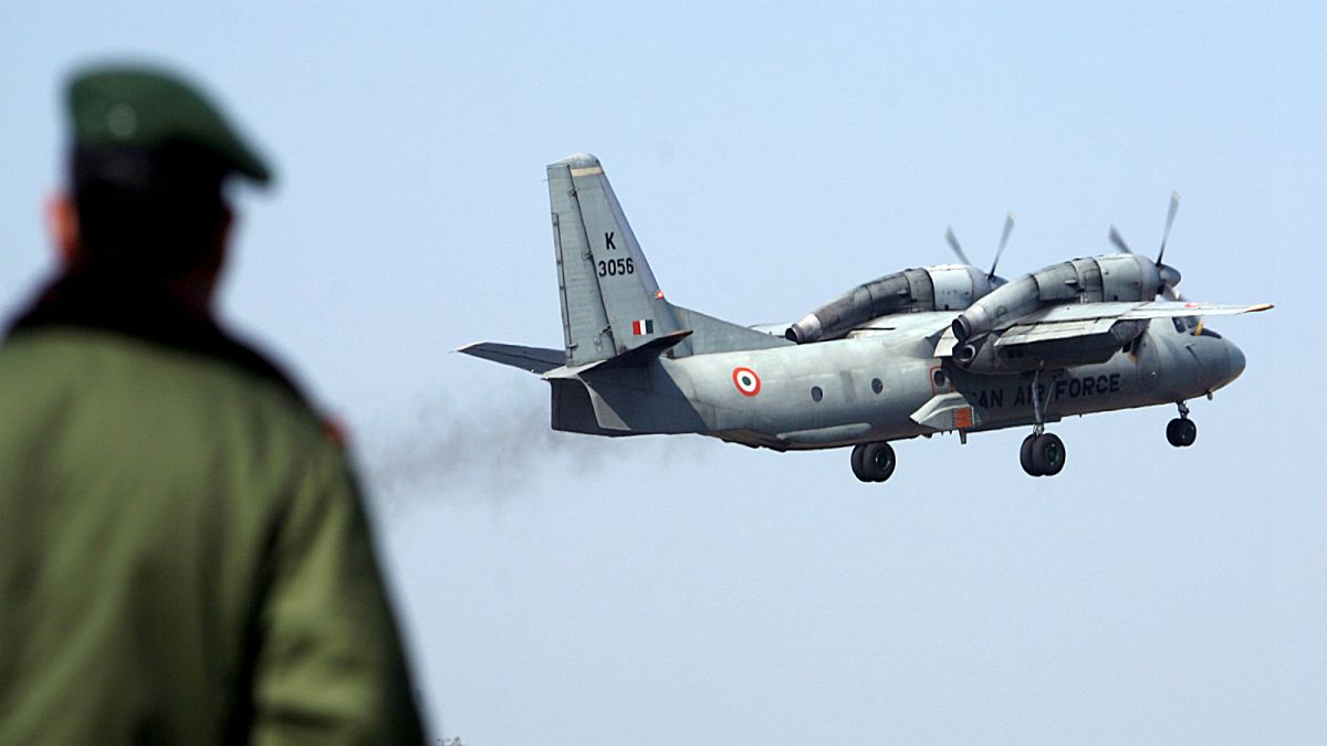 جندي هندي يراقب اقلاع طائرة نقل عسكرية (إيه.إن-32) من مطار جامو