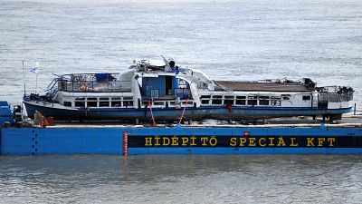Ουγγαρία: Η ανέλκυση του πλοίου που βυθίστηκε στο Δούναβη