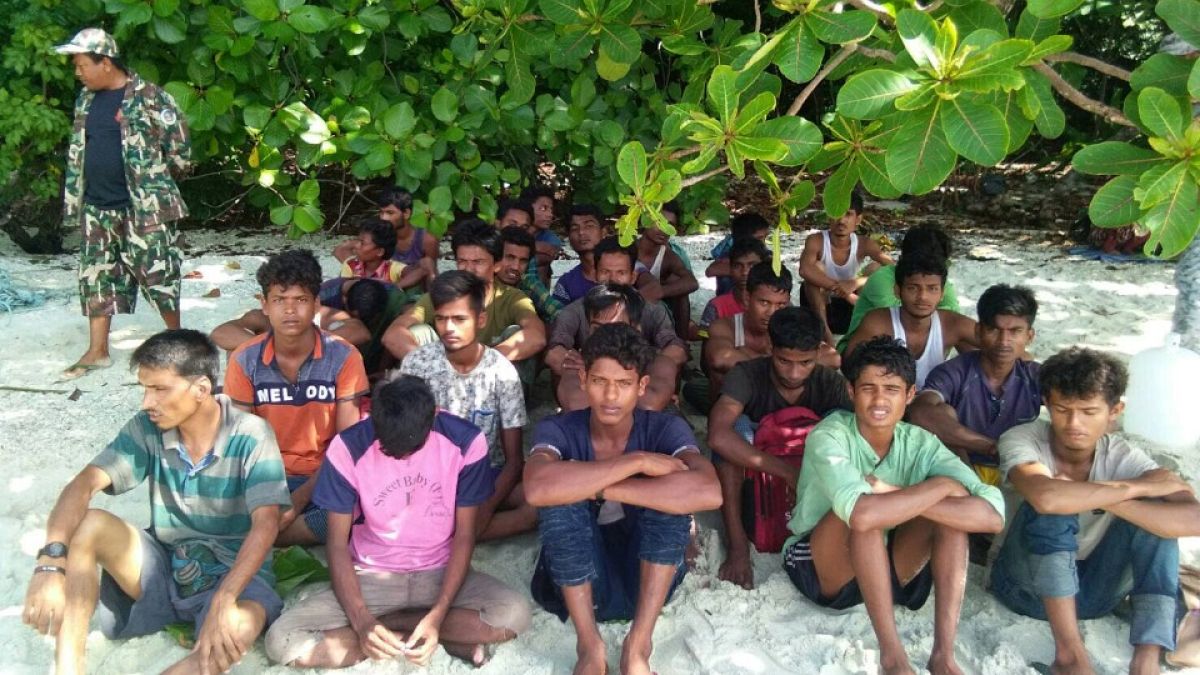 مجموعة من أقلية الروهينغا الميانمارية على شاطئ في تايلاند يوم الثلاثاء