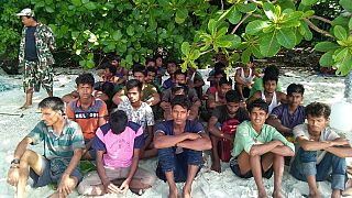 مجموعة من أقلية الروهينغا الميانمارية على شاطئ في تايلاند يوم الثلاثاء
