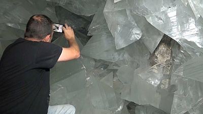 عالم جيولوجيا إسباني يلتقط صورا لأحجار الكريستال العملاقة