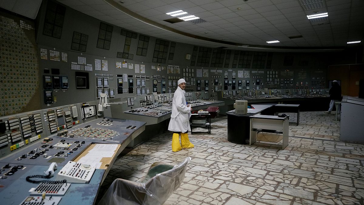 Un empleado pasa por el centro de control del tercer reactor de Chernóbil en 2018 