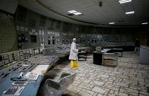 Un empleado pasa por el centro de control del tercer reactor de Chernóbil en 2018