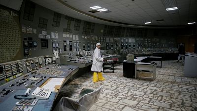 Un dipendente attraversa la centrale di controllo del terzo reattore di Chernobyl nel 2018