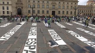 فيديو: كولومبيون يستخدمون شظايا الزجاج لكتابة أسماء نشطاء سقطوا سابقا