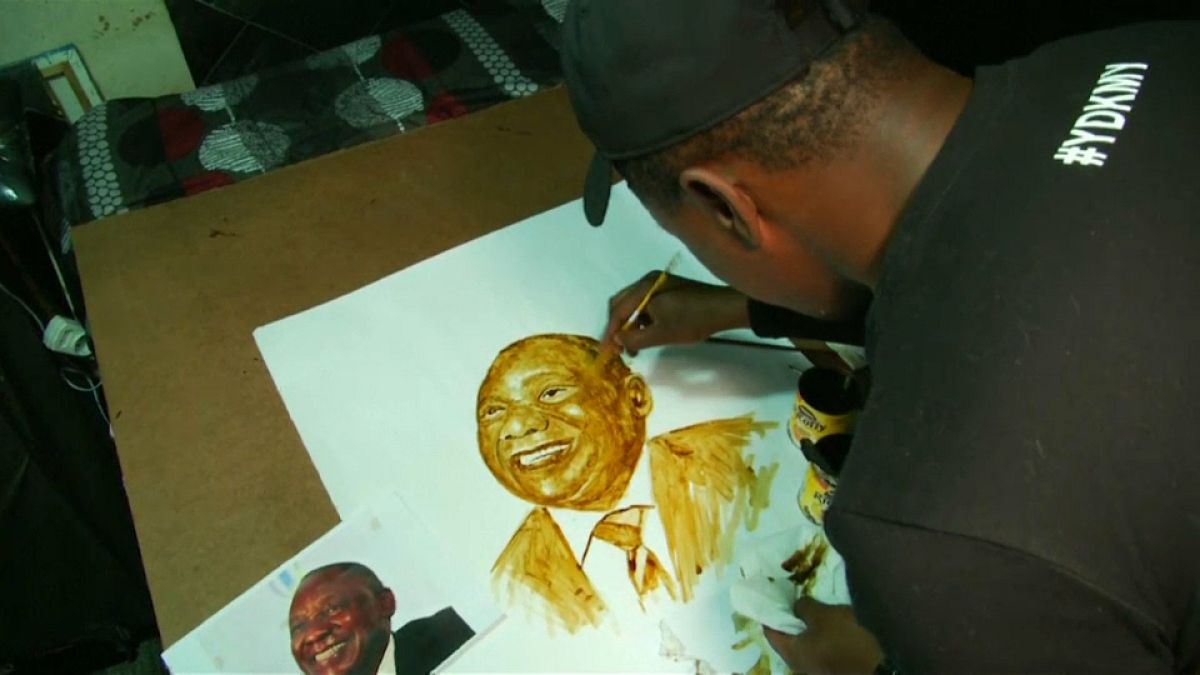 رئيس أفريقيا الجنوبية سيريل رامافوسا مرسوماً بالقهوة 