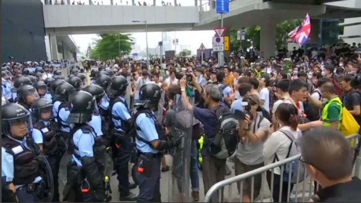 Hong Kong in piazza contro legge su estradizioni