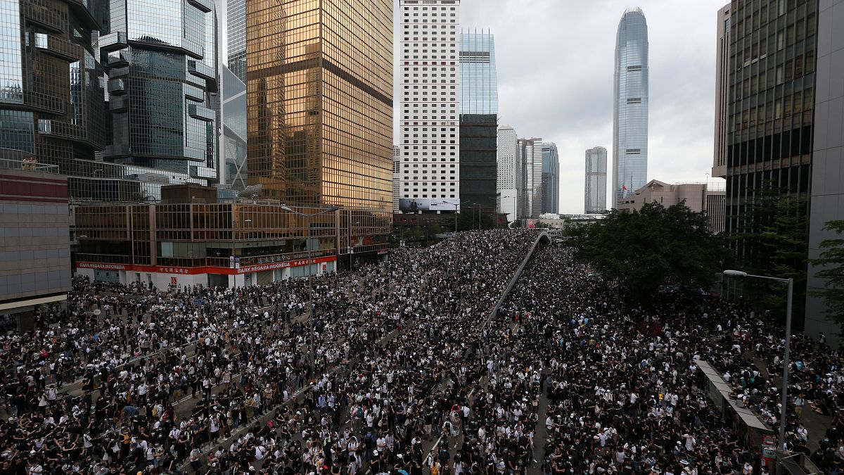 Hong Kong'da on binler 'suçluların iadesine karşı' şehir meclisine yürüdü: Yasa tasarısı ertelendi
