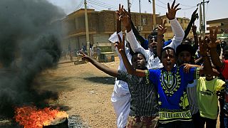 معترضان سودانی بر ضد شورای نظامی انتقالی شعار سر می دهند