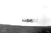 John Alcock et Arthur Whitten, quittant le sol canadien à bord de Vickers Vimy, le 14 juin 1919
