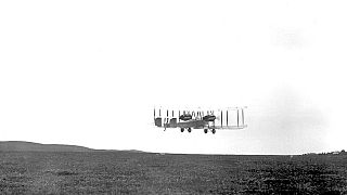 John Alcock et Arthur Whitten, quittant le sol canadien à bord de Vickers Vimy, le 14 juin 1919