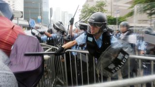 Беспорядки и стычки с полицией на улицах Гонконга