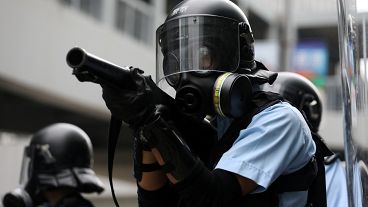 تجمع تظاهرکنندگان خشمگین مقابل مقر ساختمان شورای قانونگذاری هنگ‌کنگ