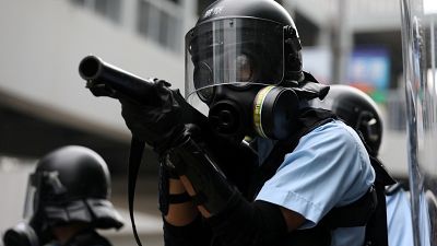 شاهد: اشتباكاتٌ بين الشرطة ومحتجين في محيط المجلس التشريعي بهونغ كونغ