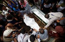 مشيعون في جنازة ضحايا هجوم شنه التحالف السعودي على صنعاء في اليمن