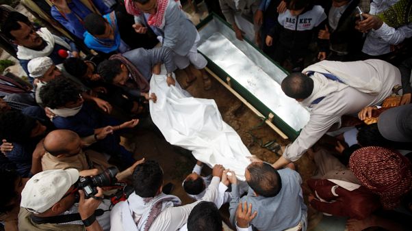 مشيعون في جنازة ضحايا هجوم شنه التحالف السعودي على صنعاء في اليمن مشيعون في جنازة ضحايا هجوم شنه التحالف السعودي على صنعاء في اليمن
