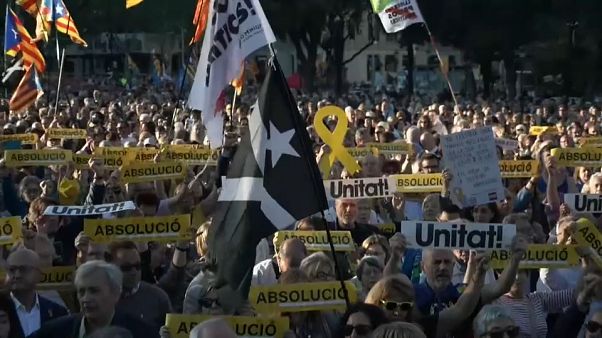 Miles de independentistas protestan por el juicio al 'procés' Miles de independentistas protestan por el juicio al 'procés'