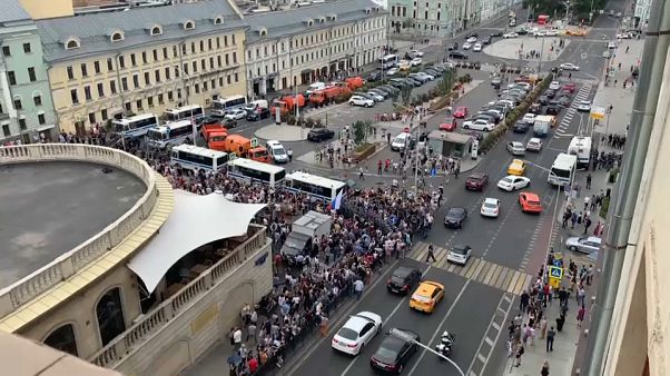 A Mosca proseguono gli arresti di massa dopo manifestazione pro Golunov A Mosca proseguono gli arresti di massa dopo manifestazione pro Golunov