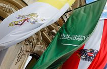 علم السعودية بين أعلام أخرى على واجهة مركز الملك عبد الله بن عبد العزيز الدولي للحوار بين أتباع الأديان والثقافات في فيينا