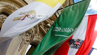 علم السعودية بين أعلام أخرى على واجهة مركز الملك عبد الله بن عبد العزيز الدولي للحوار بين أتباع الأديان والثقافات في فيينا