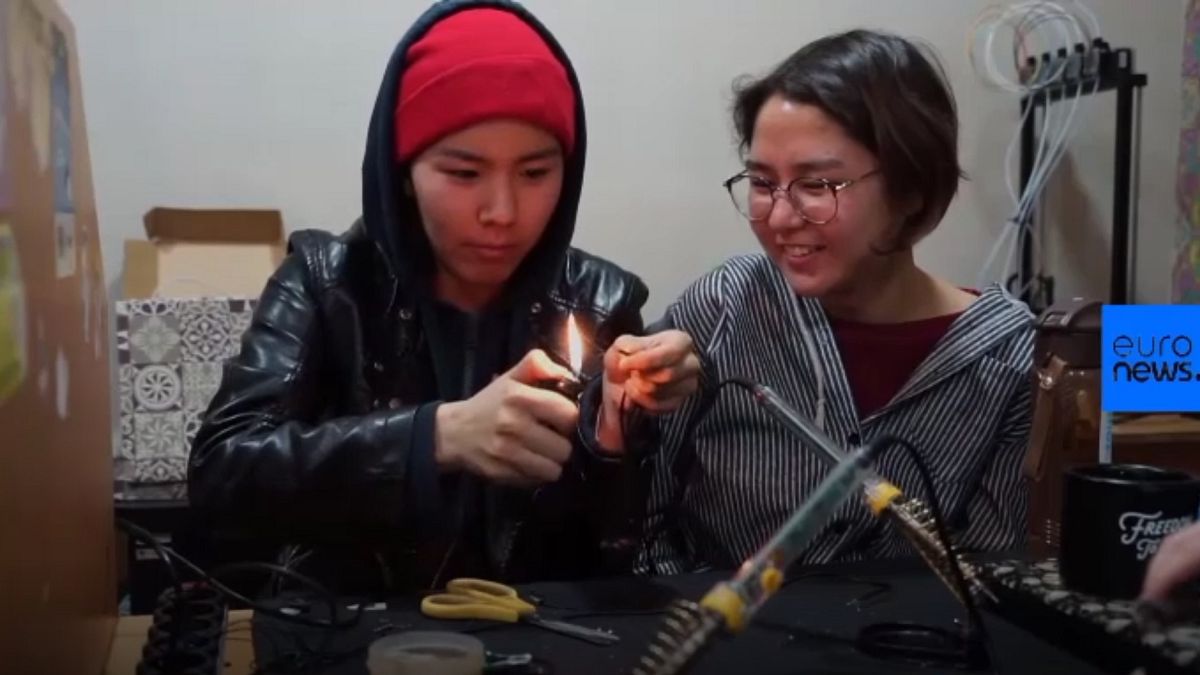 Νεαρές γυναίκες φτιάχνουν τον πρώτο δορυφόρο του Κιργιστάν!