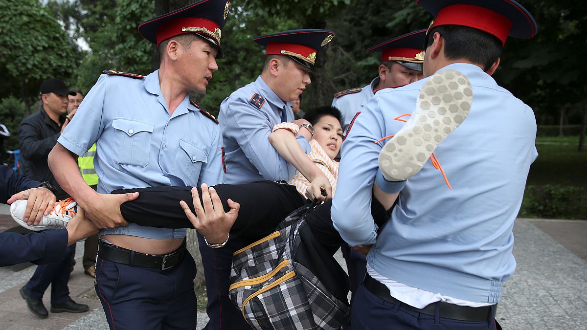 شاهد: اعتقال نحو ألف شخص في احتجاجات على نتائج الانتخابات في كازاخستان