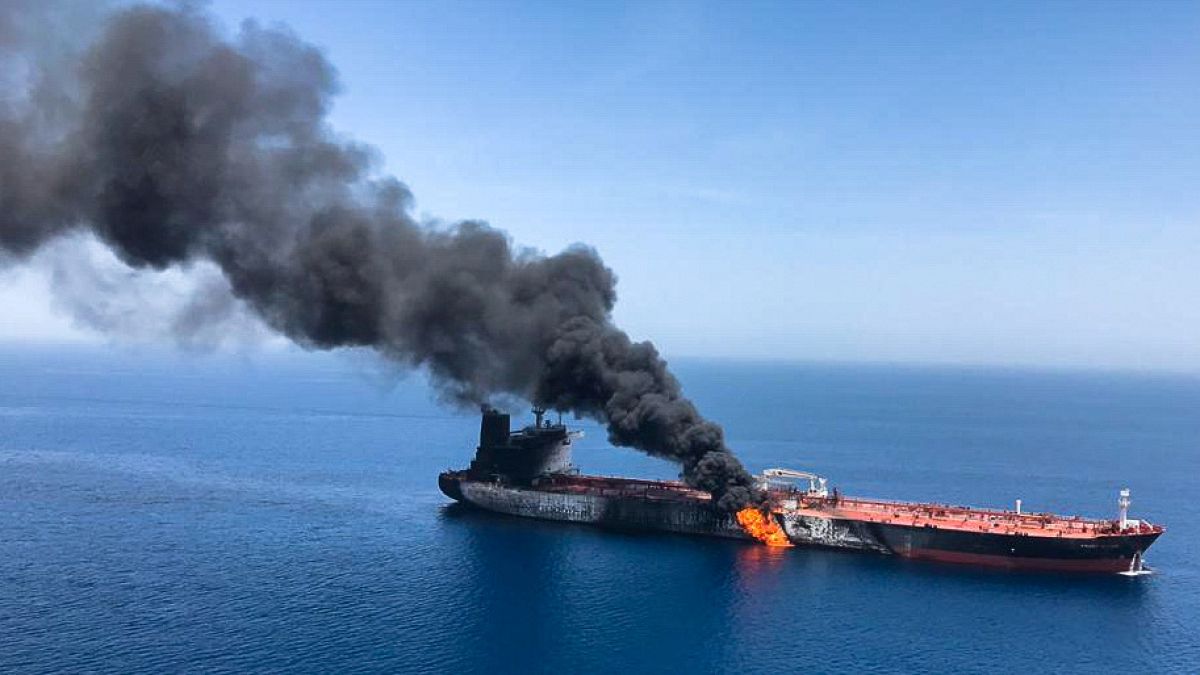 Pentagon: İran'ı Umman Körfezi'nde saldırıya uğrayan gemiden mayın sökerken görüntüledik