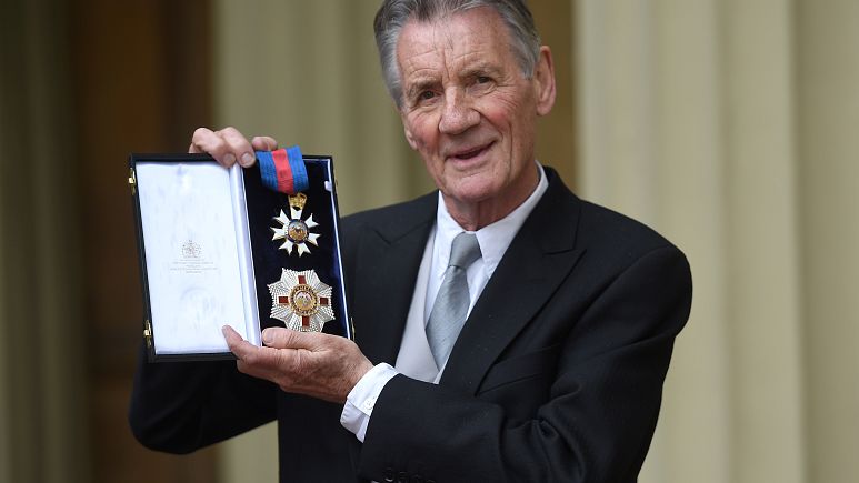 Michael Palin fait chevalier par le prince William Michael Palin fait chevalier par le prince William