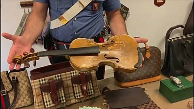 شاهد: الشرطة الإيطالية تستعيد آلة موسيقية مسروقة صُنعت في العام 1713