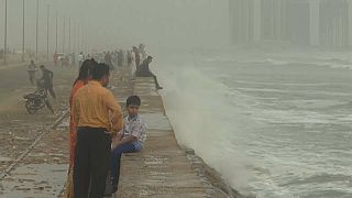 شاهد: ساحل كراتشي الباكستانية يترقب الإعصار فايو