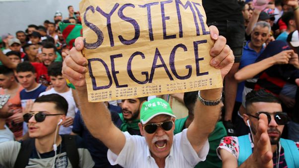 El encarcelamiento de exdirigentes no calma la ira de los argelinos El encarcelamiento de exdirigentes no calma la ira de los argelinos