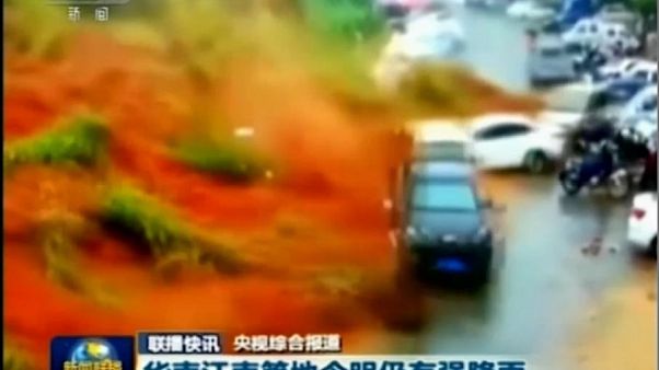 Spectaculaire glissement de terrain en Chine Spectaculaire glissement de terrain en Chine
