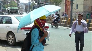 Les passants se font très rares dans les villes. Et lorsqu'ils mettent le nez dehors, c'est sous plusieurs couches et parfois un parapluie pour se protéger du soleil. 