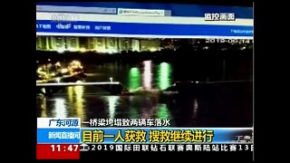 شاهد: انهيار جسر جنوب الصين وسقوط سيارتين في النهر