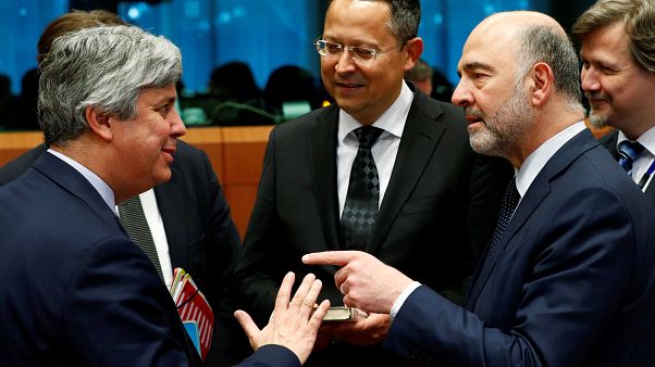 Ue: bilancio zona euro, trovato un fragile accordo ma continua il pressing sull'Italia Ue: bilancio zona euro, trovato un fragile accordo ma continua il pressing sull'Italia